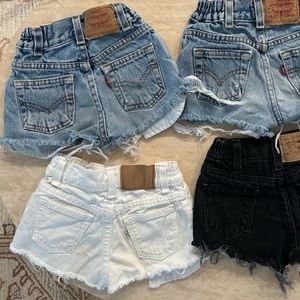 Bundle of 2 denim Levi’s shorts - light wash/ white